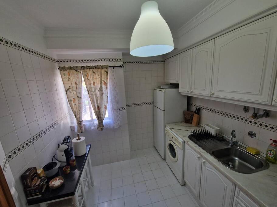 Charming Beachside Apartment- The Perfect Getaway! Albufeira Esterno foto