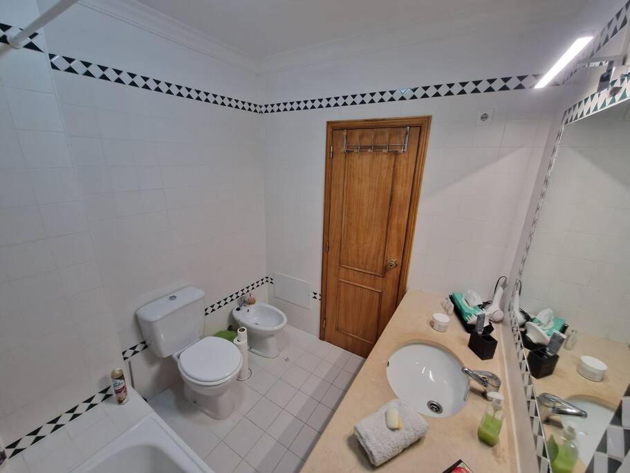 Charming Beachside Apartment- The Perfect Getaway! Albufeira Esterno foto