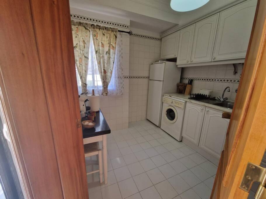 Charming Beachside Apartment- The Perfect Getaway! Albufeira Esterno foto
