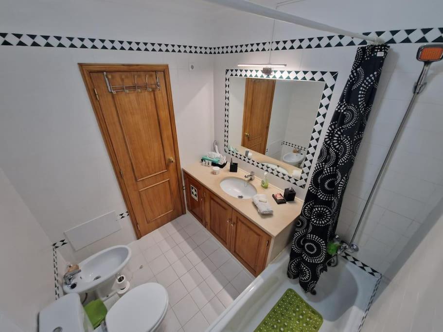 Charming Beachside Apartment- The Perfect Getaway! Albufeira Esterno foto