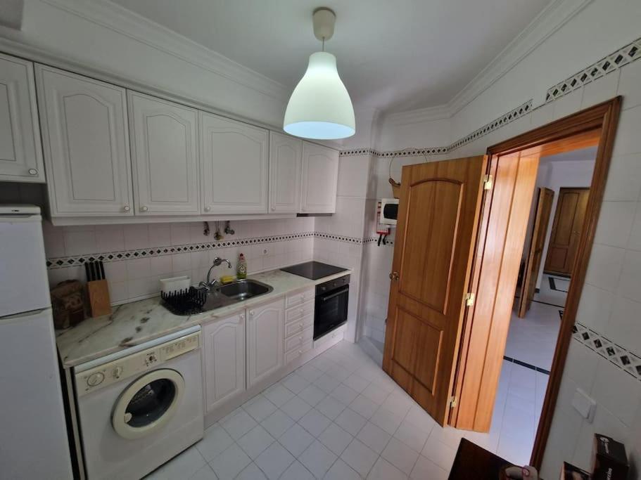 Charming Beachside Apartment- The Perfect Getaway! Albufeira Esterno foto