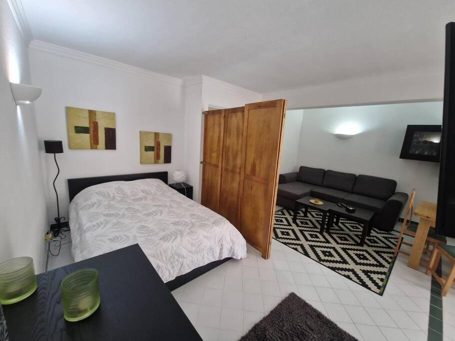 Charming Beachside Apartment- The Perfect Getaway! Albufeira Esterno foto