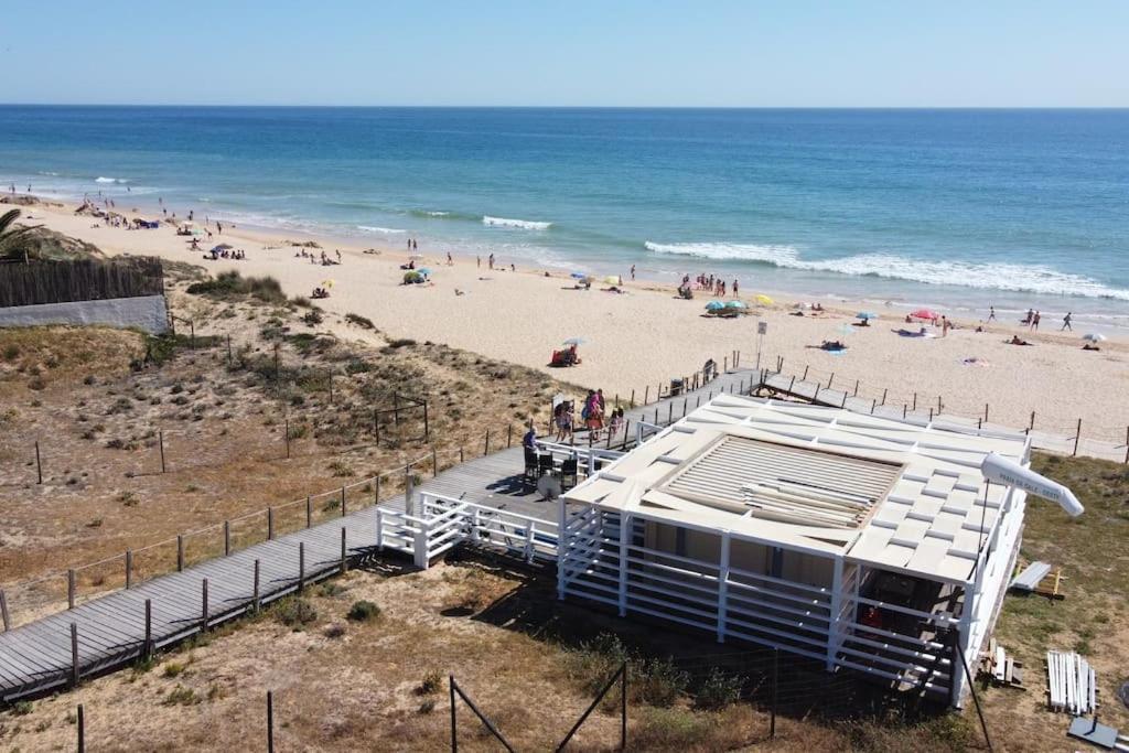 Charming Beachside Apartment- The Perfect Getaway! Albufeira Esterno foto