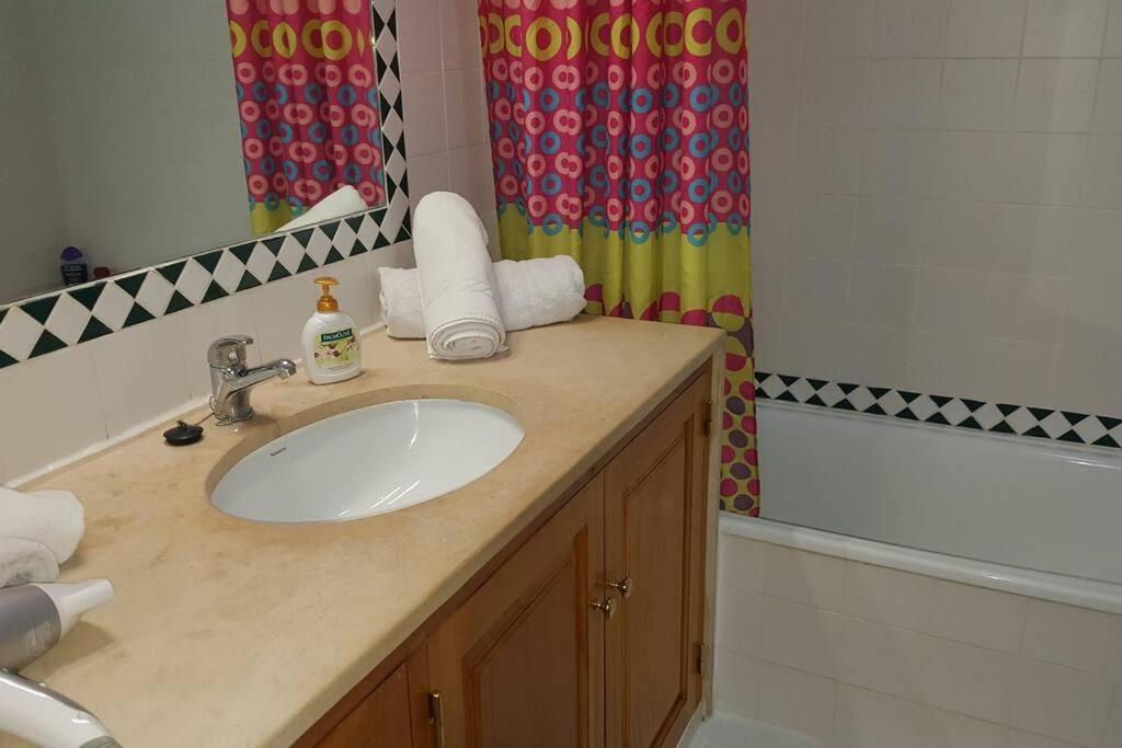 Charming Beachside Apartment- The Perfect Getaway! Albufeira Esterno foto